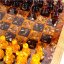 Шахматный ларец ручной работы из дуба, украшенный натуральным янтарем с янтарными шахматами