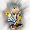 Новогодняя игрушка из фарфора «Мальчик хоккеист»
